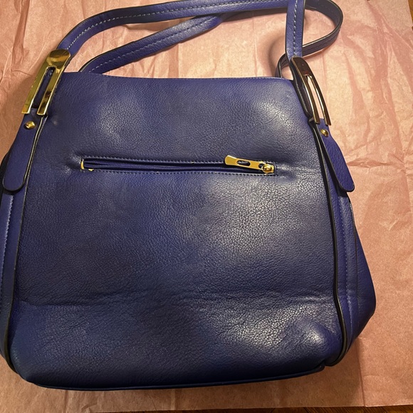 I’m not sure the brands name but this bag is bright blue and slightly used - Picture 2 of 3